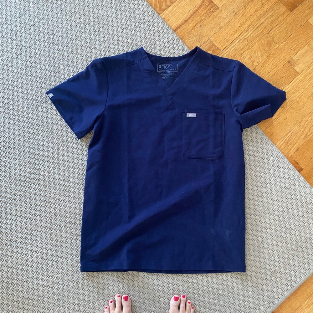 Size small men’s figs scrub top navy